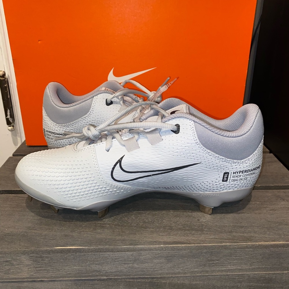 Nike Hyperdiamond 4 Pro Women's Softball Spikes. NWOB Sz8 -Light grey - Picture 2 of 6